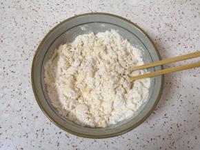 用筷子搅拌成絮状。