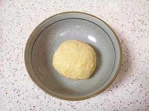 加入温水揉成面团，盖上保鲜膜饧半个小时。