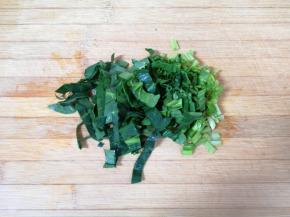 菠菜洗干净切碎。