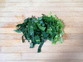 菠菜洗干净切碎。