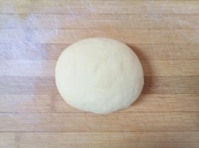 饧好的面团揉光。