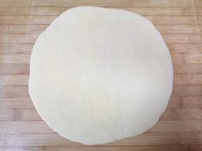 擀成2毫米厚度的面片。
