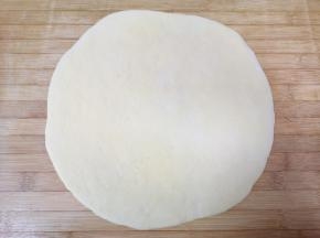 擀成2毫米厚度的面片。