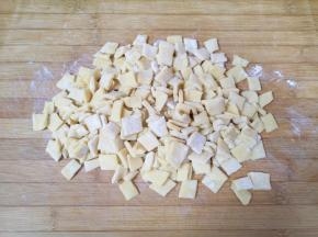 切成1厘米的小方片，撒上干面粉抖散。