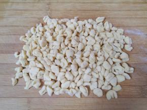 用两个手来回搓一搓，懒麻食就做好了。