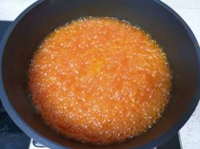 烧开以后转小火煮几分钟，香味飘出。