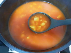 下入懒麻食，用勺子搅散。