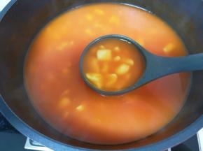 下入懒麻食，用勺子搅散。