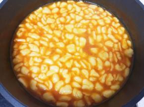 麻食煮至飘起，根据自己的口味放盐调味。