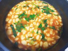 下入菠菜煮熟即可！