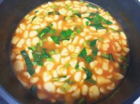 下入菠菜煮熟即可！