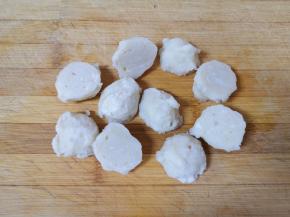 鱼丸对半切开，煮的时候好熟易入味。