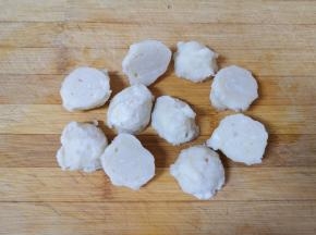 鱼丸对半切开，煮的时候好熟易入味。