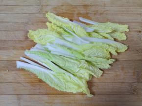 娃娃菜洗干净切成条。