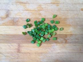 小葱叶洗干净切成葱花。