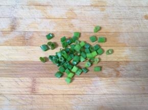 小葱叶洗干净切成葱花。
