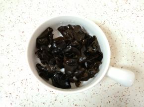 木耳提前泡发，去根洗干净备用。