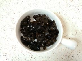 木耳提前泡发，去根洗干净备用。