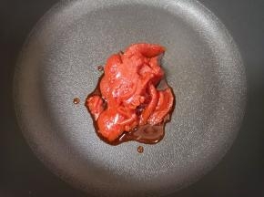 锅里放入番茄火锅底料。