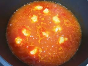 下入鱼丸煮至飘起。