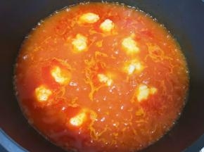 下入鱼丸煮至飘起。