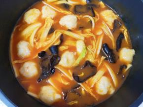 将木耳煮熟即可关火。