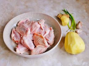 准备食材，鸡翅泡冷水30分钟。