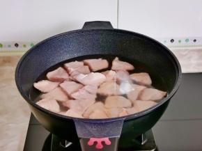 鸡翅块冷水大火烧开。