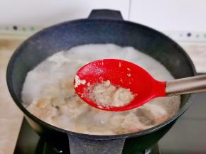 撇出血沫，煮4分钟捞出。