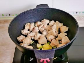 起油锅加入葱姜蒜煸炒，再加入鸡翅块。