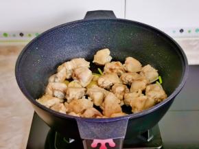 中小火煎至两面微黄，加入十三香翻炒均匀。