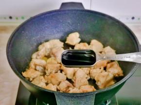 加入红烧酱油。