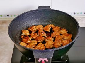 小火翻炒，每块鸡翅均匀裹上酱汁。