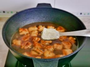 加入冰糖，盖上盖子大火烧开，转小火炖20分钟。