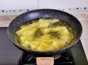 土豆去皮切小块，油温6成热下土豆块。
