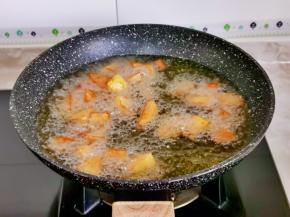 中'炸至金黄捞出。