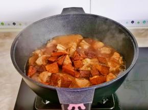 鸡翅炖熟后加入土豆块，按个人口味加入盐调味。