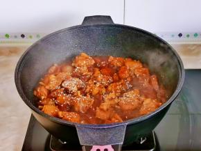 大火收汁，撒上熟白芝麻至浓稠即可关火。