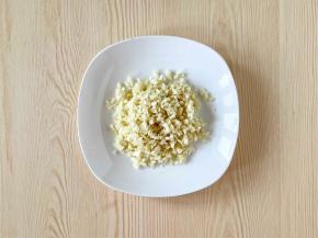 大蒜拍扁，剥掉蒜皮，剁成蒜末。