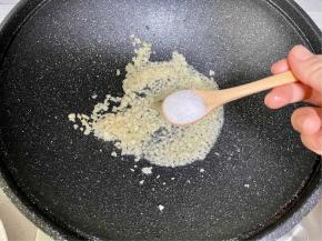 锅里热油，下蒜末炒香，加5克糖和少许盐，炒匀