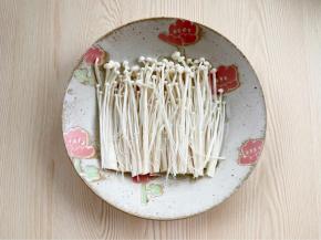 金针菇洗净，去掉根部，摆入盘中。