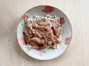 金针菇上铺上腌好的鸡胸肉；