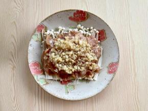 再铺上炒好的蒜蓉；