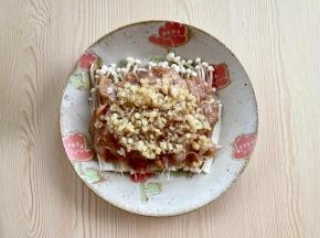 再铺上炒好的蒜蓉；