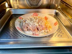 放入蒸箱或蒸锅，大火蒸12分钟；