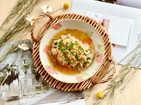 蒸好后，撒上葱花即可。