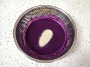 紫薯米糊晾至温热，加入发酵粉混合均匀。