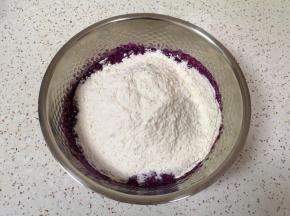 加入中筋面粉。