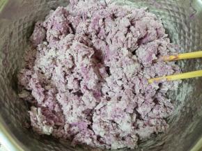 用筷子搅拌成絮状。