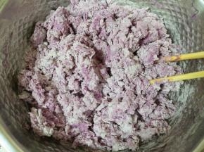 用筷子搅拌成絮状。